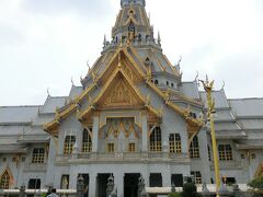 確かに日曜日で参拝客が多くて周りにお店もたくさんあってバイタクも待機してました。車は渋滞です
大きくて落ち着きがあって美しい建物。川のそばなのでそちらからの眺めもいいです。