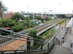 スワンナプーム空港についてbelluggでスーツケースをホテルに届けてもらいます。12:00までに預ければ21:00までに着くそうですが、10:00に預けて17:00前には届いてました。（要予約）勝手に預けるところがB1だと思って行ったら2Fだといわれ、結局4Fでした。belluggは何ヵ所かあるので要確認です。

エアポートリンクでひと駅、ラートクラバン駅でローカル線に乗り換え