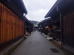 「宮川中橋」を渡って「飛騨高山 さんまち通り」に入ると江戸時代の風情を残した素敵な街並みが続いていました。