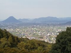 展望台からは、讃岐富士と呼ばれる飯野山が左に見えました。