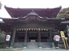 三穂津姫社の前の階段を降りてきたら、旭社に到着しました。

もとが「お寺の本堂」だった建物らしいです。旭社 の社殿は高さ約18メートルと大きく、1837年に完成した建物で、重要文化財に指定されています。

建物の中では、4月1日に例祭、毎月1日に月次祭が行なわれているそうです。

