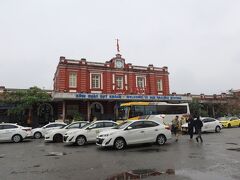 11：00前に、フエ駅に到着。
天気予報通り、小雨がぱらついている。