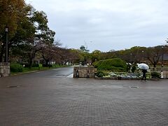 地上に出ると、遠くに大阪城の天守閣が見える。

外は雨が降っていた、、、


