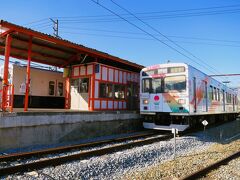 14:25　下之郷駅に着きました。（上田駅から15分）「まるまどりーむ号Mimaki」とのツーショット。