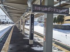 北広島駅では、先に発車する快速電車に乗り換えるため下車しました。
駅のホームが延長されていました。
近くに球場ができて乗客が増えることから、列車の停止位置を変えることで混雑を緩和する作戦だったと思います。
北広島  13:04→札幌  13:21