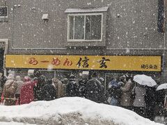 目的のラーメン店に着きましたが、相変わらずのものすごい行列でした。
一度並んだのですが、列の先頭にいる人に聞くとこれまで２時間並んだそうです。
飛行機の時刻もあるので、あきらめざるをえませんでした。
