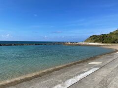 今日のドライブコースは
反時計回りに天草下島を回ったあと
上島の天草松島まで戻る予定（約110km）

島を横断して西海岸に出てきました
車を停めたのは富岡海水浴場