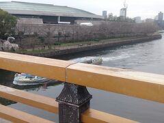 この日は生憎の曇り空。JR大阪城公園駅から徒歩5分ほどでした。大阪城ホールの前の道からかかる橋を渡ります。