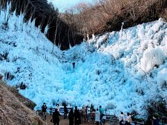 おそらく、ここが１番のハイライト。

でも、この氷、天然ではなく、
係の人が夜な夜な水を撒いて造る、人工物らしい。

たぶん係の人も、「アナ雪」を歌いながら
撒いているに違いない。レリゴー♪

ご苦労さまです～