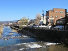 9時過ぎには霧もなくなり、青空が広がっていました。
朝の散歩がてら、宮川朝市に向かいました。
