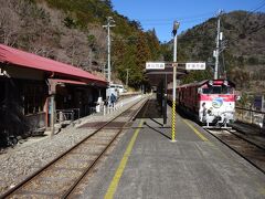 【その２】からのつづき

ここは大井川鐵道井川線の接岨峡温泉駅。
駅前にある温泉宿で、温泉に浸かってまったり。

ここから、１駅だけ戻ります。
停まっているのはこの駅始発の千頭行き。この日の千頭行きの最初の列車で、昨日の夕方からここに停まっていたのではないかと思われる。