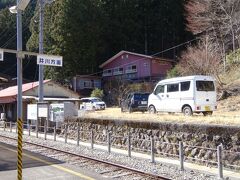 ホームから見える、さっき温泉に浸かった温泉宿。