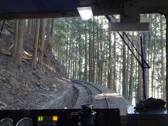 山の木材を運び出す森林鉄道みたいな眺め。