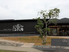 マングローブ林近くにある、昨年７月に開館した世界遺産センター（写真）に行きました。