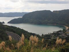 「ハートが見える風景」（写真）。湾状の綺麗な海は、嘉鉄ビーチの砂浜と高台に囲まれハート型に見えます。