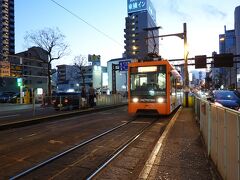 ホテルを出て歩き、勝山町停留所から路面電車（伊予鉄道）に乗ります。