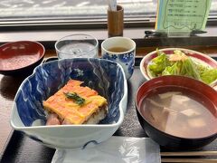 お昼ご飯に錦帯橋の目の前の橋の駅で、岩国寿司と蓮根のお吸い物をいただきました。
ついでにケーキも食べちゃいました。