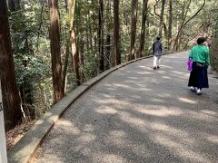 ロープウェイで山頂に上がったあと、岩国城まで行く道は広い道と山道を選べるようになっていました。
私たちは行きは広い道にしました。