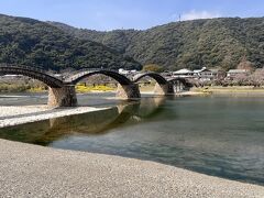 錦帯橋を渡るのに、橋の駅でロープウェイや岩国城拝観券がセットになっているチケットを購入しました。
割引してもらえるので、セット券はお得でした。
