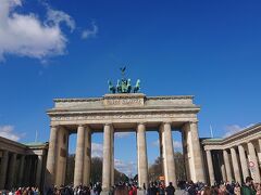 やって来ましたブランデンブルク門。多くの人がドイツときいて思い浮かぶ超有名観光スポットです。

ベルリンの中で一番観光客が集まってました。