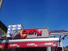 お昼はベルリンで大人気の"CURRY 36"のカリーヴルストを食べに来ました。お昼の時間をそこそこ過ぎていましたが、長蛇の列。とっても期待が高まります。