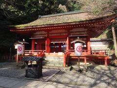 続いて、白峰神社に来ました。

白峰神社の御祭神は崇徳天皇です。
相殿には、御母である待賢門院（たいけんもんいん）と、
山の神として信仰されている大山祇神（おおやまつみのかみ）の
二柱が祀られています。
また、随神として源爲義（みなもとのためよし）と
源爲朝（みなもとのためとも）の木像が安置されています。
崇徳天皇は、保元の乱〔保元元年（1156）〕の後に讃岐国にて
金毘羅大権現を崇敬し、境内の「古籠所」に参籠されました。
また、その附近の「御所之尾」を行宮にされた、と伝えられています。
（金刀比羅宮のホームページより引用）

