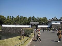 桜田門にやって来ました。

この門をくぐると皇居内に入場できます。