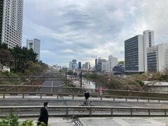 飯田橋駅前の牛込橋から新宿、市ヶ谷方面の風景。
