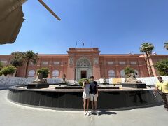 次に向かったのはエジプト考古学博物館。入口でガイドをつけないか？と言われたが200EGP(ミイラ部屋とスマホ以外のカメラ持込料覗く)で入場料と同額だったので断った。だけどいざ入ってみれば展示物の説明書きはほとんどなしで何が何だか？？といった感じ。
値段交渉してつけるべきだったな。