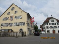 駅を背にして早速散策です。
左はポスト通りにある「アッペンツェル・チーズ専門店」
(Appenzeller Käse)
日曜日だからか、開いていませんでした。