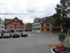 ランツゲマインデ（野外議会）が開催される
「ランツゲマインデ広場」(Landsgemeindeplats）
村で一番大きな広場です。
地元レベルの政治的な決定を、挙手で決めるランツゲマインデは、
中世の頃からスイスでおこなわれてきた、
直接民主制の原型とも呼べる制度。
4月最終日曜日の開催日には、
村の有権者たちがこぞって伝統衣装で正装し参加します。
政治的な決定を挙手で決める採決結果は目測のみで行われ、
挙手した人の人数をわざわざ数えることは、
よほどの僅差でなければしないそうで、現在スイス国内では、
グラールスとアッペンツェルの2州のみが、
この昔ながらの方法を継続しているのだそうです。
