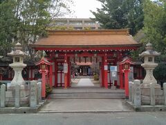 ●松山神社＠松山公園

境内に入ってみます。
朱色がとっても綺麗な神門です。