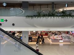 福岡空港に入りました。今回は福岡からクルマで別府温泉まで移動