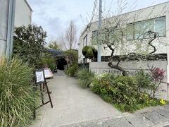 神奈川県鎌倉市【GARDEN HOUSE Kamakura】

2012年10月7日にオープンしたレストラン【ガーデンハウスカマクラ】
のエントランスの写真。

市役所通り沿いを歩いていると、え？ここは何！？的な気になる
お店を発見。

植物がたくさんあり、ステキな雰囲気に誘われ進んでいくと・・・
