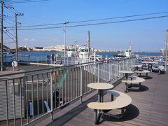 よこすかポートマーケットの海側はテラス席になっています。