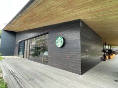 神奈川県鎌倉市【STARBUCKS COFFEE】

2016年4月27日にリニューアルオープンした
【スターバックス コーヒー 鎌倉御成町店】の写真。

こちらに【スタバ】があることも知りませんでした。
