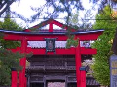 日和山公園駐車場向かいに変わった姿の鳥居が
ある。ここからが「日枝神社」の参道となる。
祭神は三つの神からなり、その本殿も本間家が
天明4年1784年に建立したそうな。