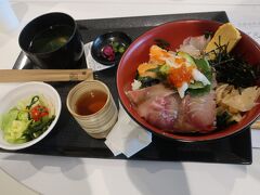 混まないうちに、早目にお昼を。
母は海鮮丼