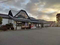 「佐川駅 ここより中津渓谷方面に向かう 川渡行きのバスに乗ります。バス停探しました。線路を跨ぐ歩道橋手前でした。」6:40到着