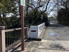 2日目。
まず、駿府城に寄ります。
ここの入口が近いんじゃない？と、夫がここで降ろしてくれました。
駿府城公園、結構広いんですよね。