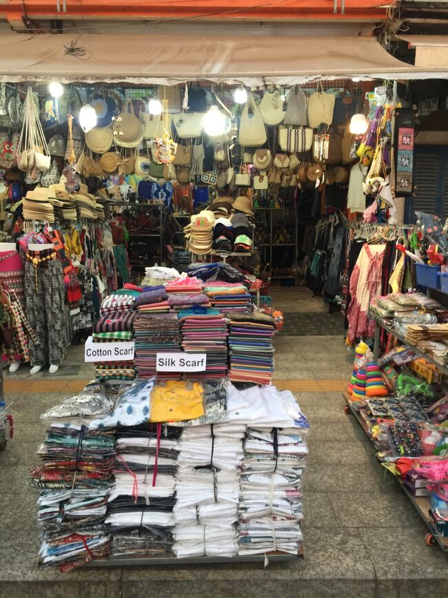 パプストリートの夜のお土産さんです。