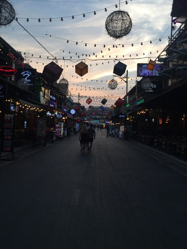 シェムリアップ市内の夜のパプストリートです。