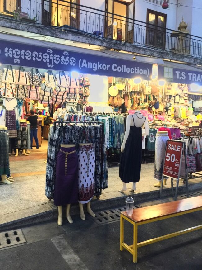 パプストリートの夜になるとお土産さんがたくさんあります。