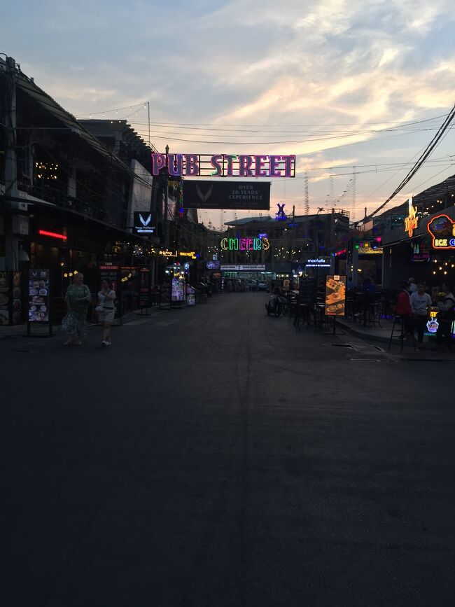 シェムリアップ市内のパプストリートの夕焼けです。
