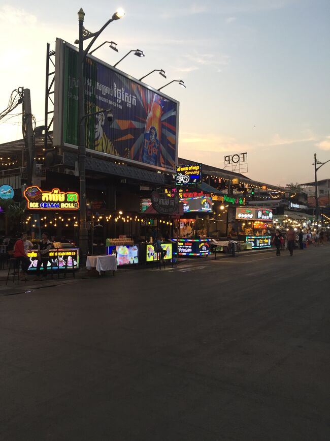 シェムリアップ市内のパプストリートの夜の風景です。