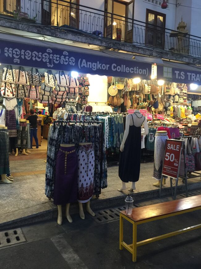 シェムリアップ市内のパプストリートの夜になってお土産さんを売っています。