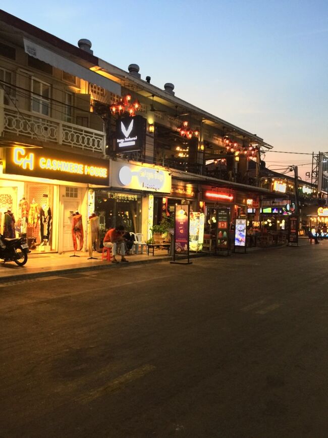 シェムリアップ市内のパプストリートの夜になってとても良い観光地です。