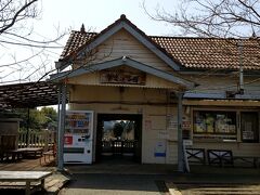 そして養老渓谷駅。
ちょうどお昼なので
駅前のベンチで先程購入したお弁当を食べます。
