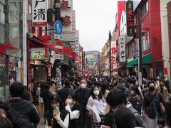 なんですの？これ。

WBCの影響で空いているかと思いきや、これだ。
しかし、皆さんしっかりマスクされてますな。

