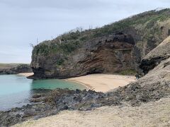 島に２０数カ所あるといわれる噴火口のうちのひとつが、海水に浸食されてできたといわれる五両だき。